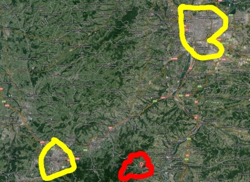 Dans le cercle rouge, Pélussin. En jaune en bas : Saint-Etienne, en haut : Lyon.